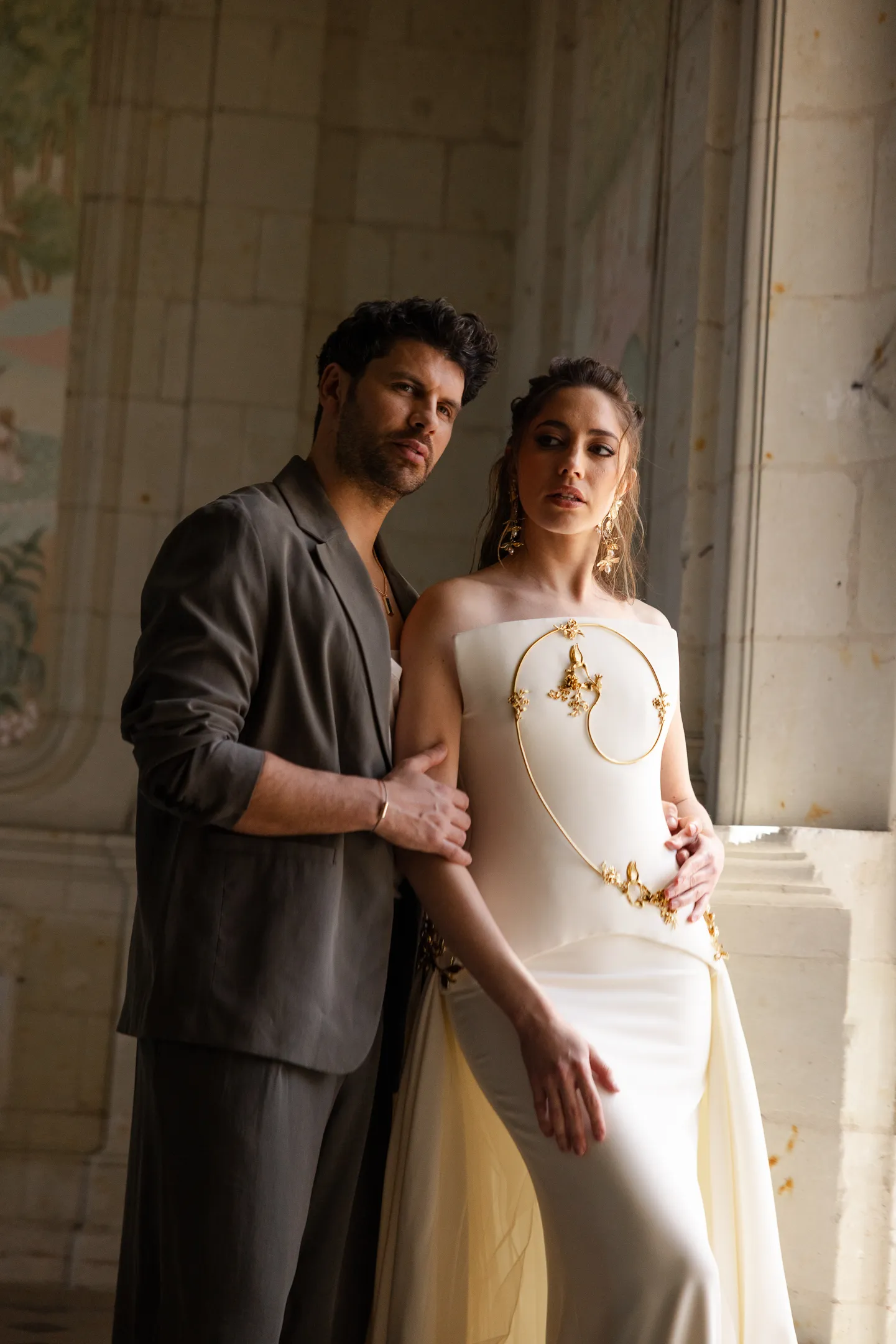 Couple portrait at Château de Jalesnes, France (photo 3)