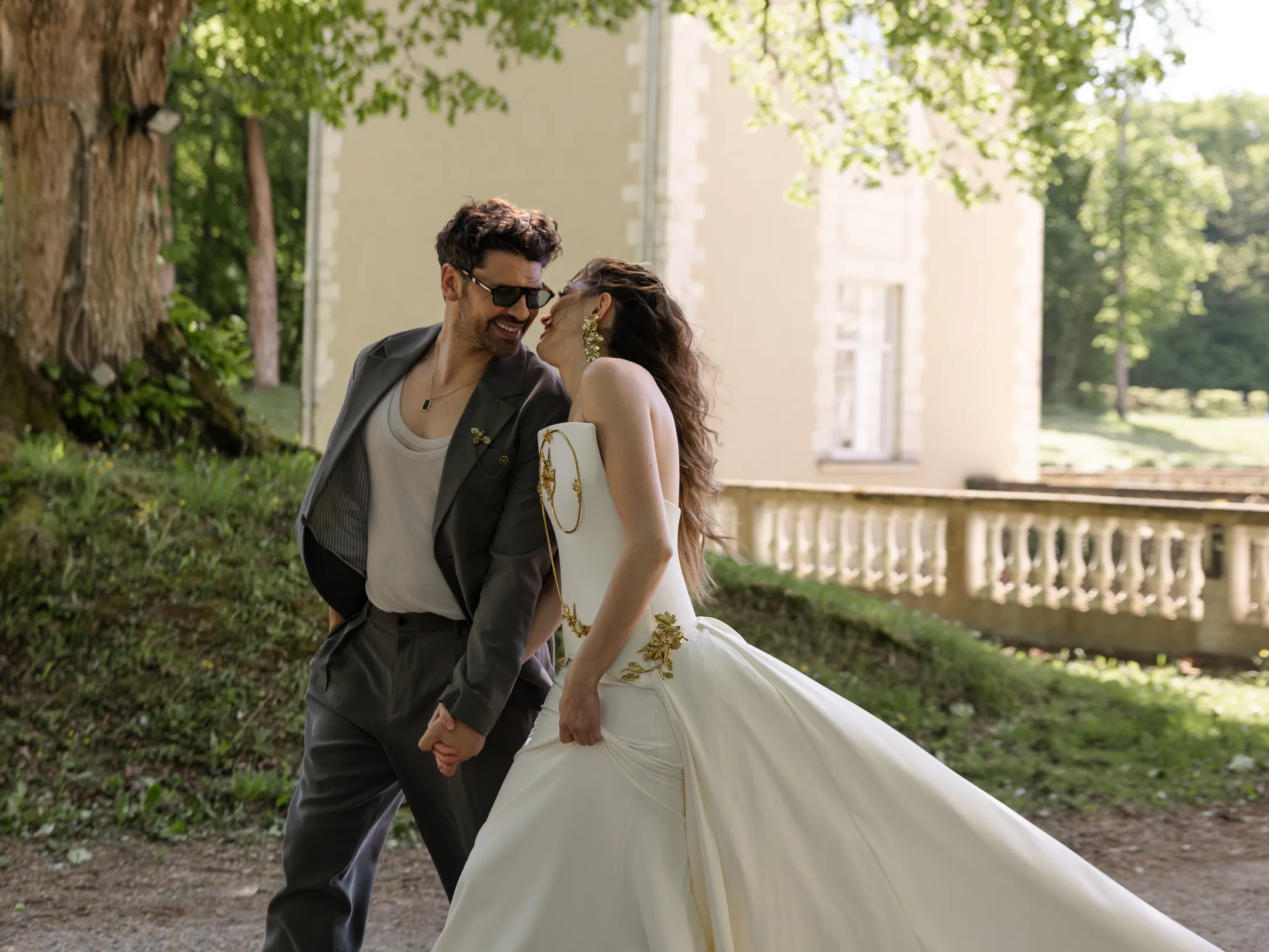 Candid wedding moment at Château de Jalesnes, France (photo 6)