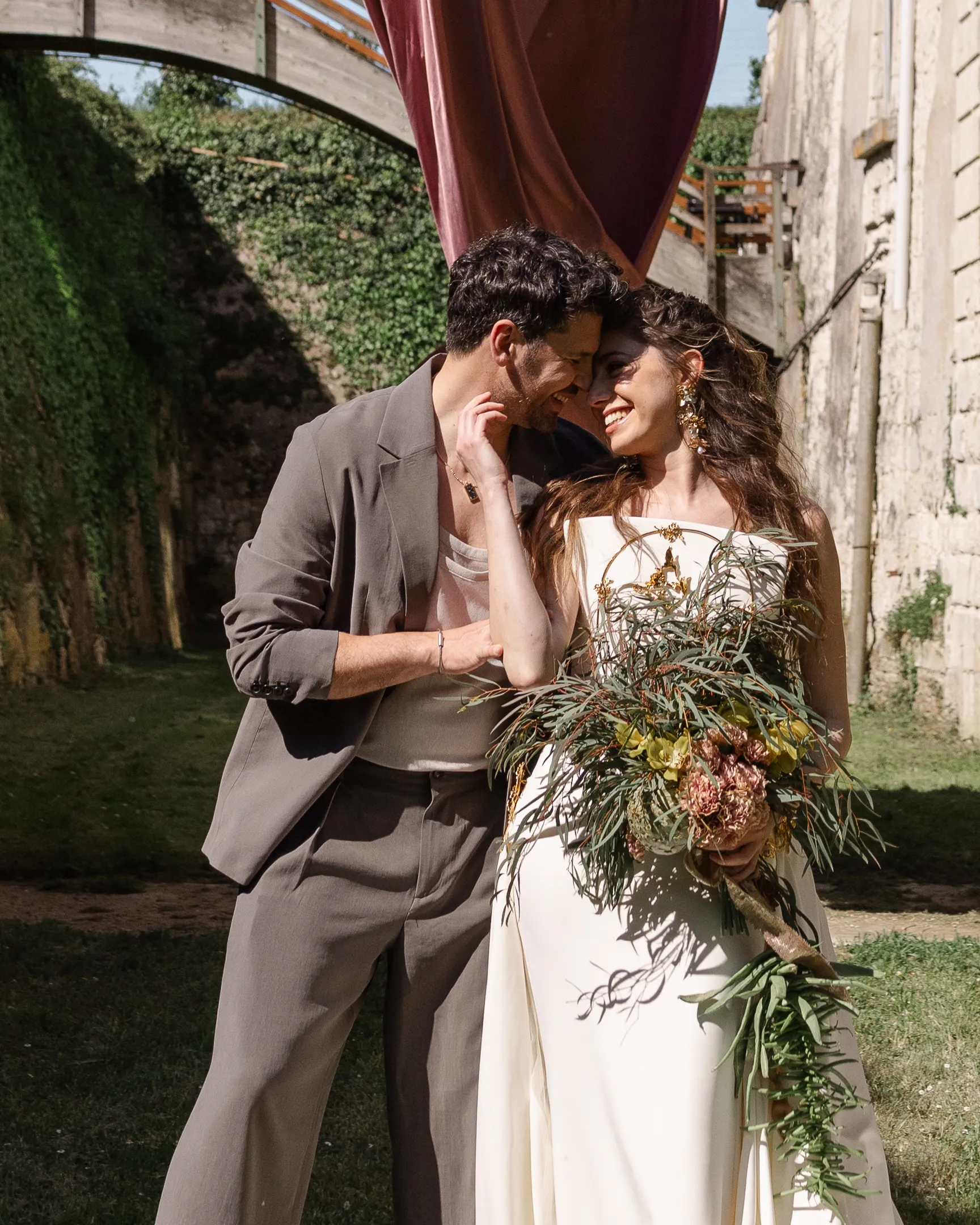 Couple portrait at Château de Jalesnes, France (photo 9)