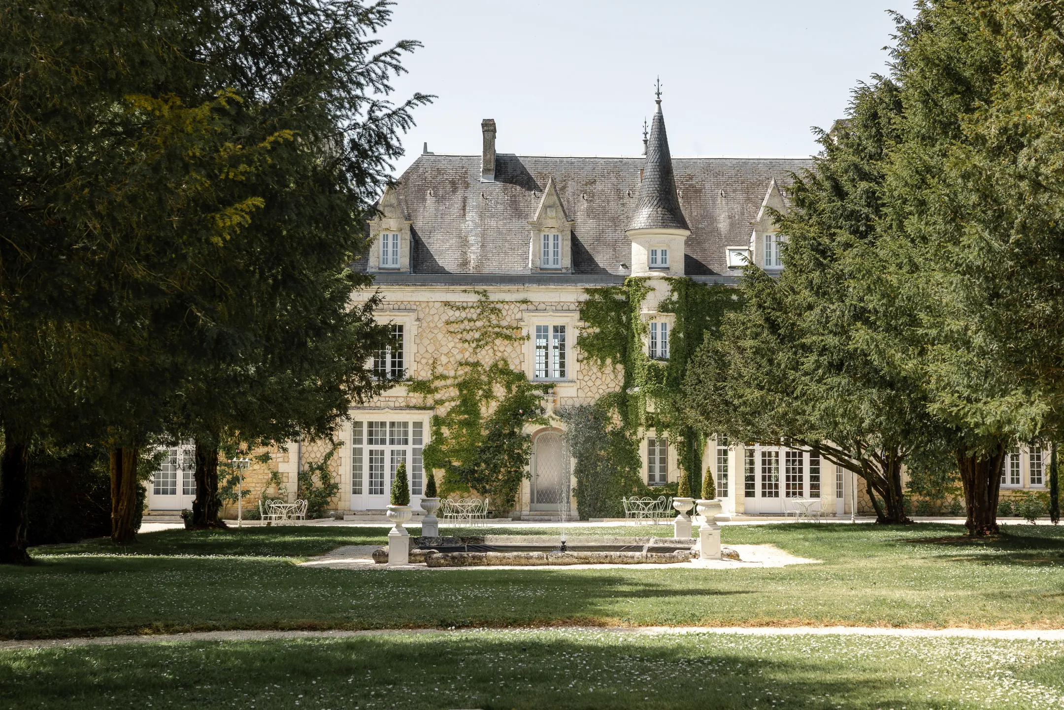 Candid wedding moment at Château de la Couronne, Charente, France (photo 12)