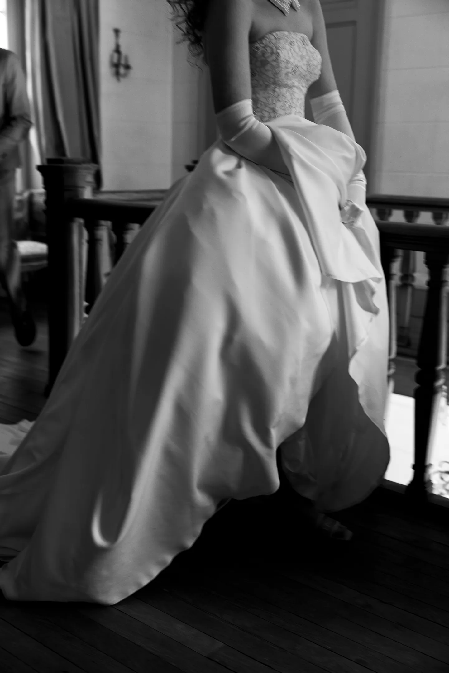 Candid wedding moment at Château de la Couronne, Charente, France (photo 18)