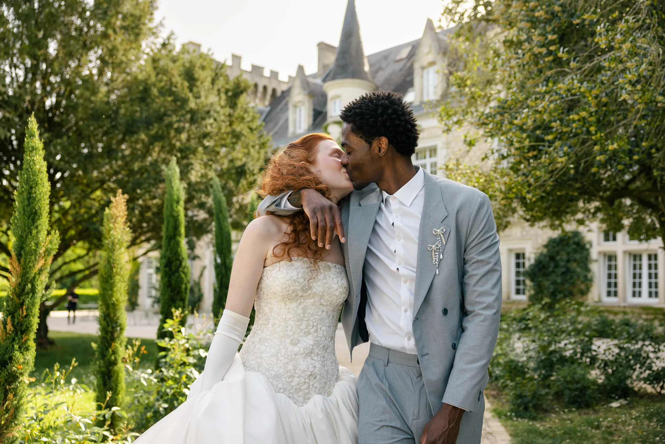 Couple portrait at Château de la Couronne, Charente, France (photo 27)