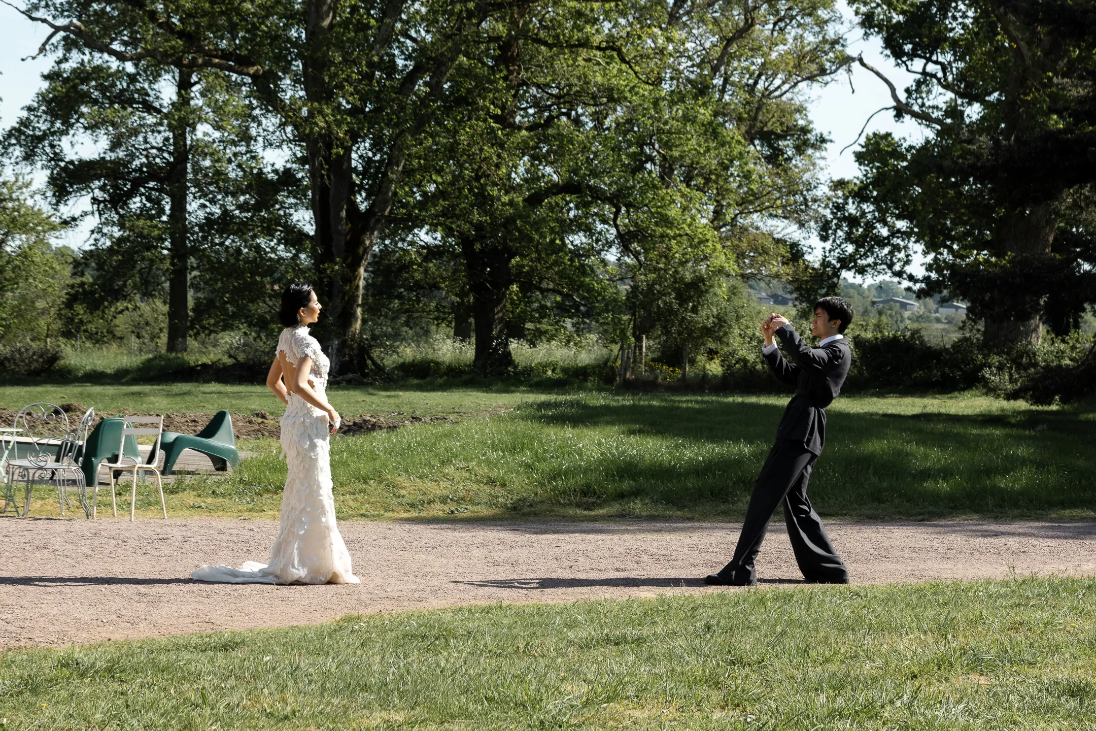 Couple portrait at Le Domaine du Châtelier, France (photo 9)