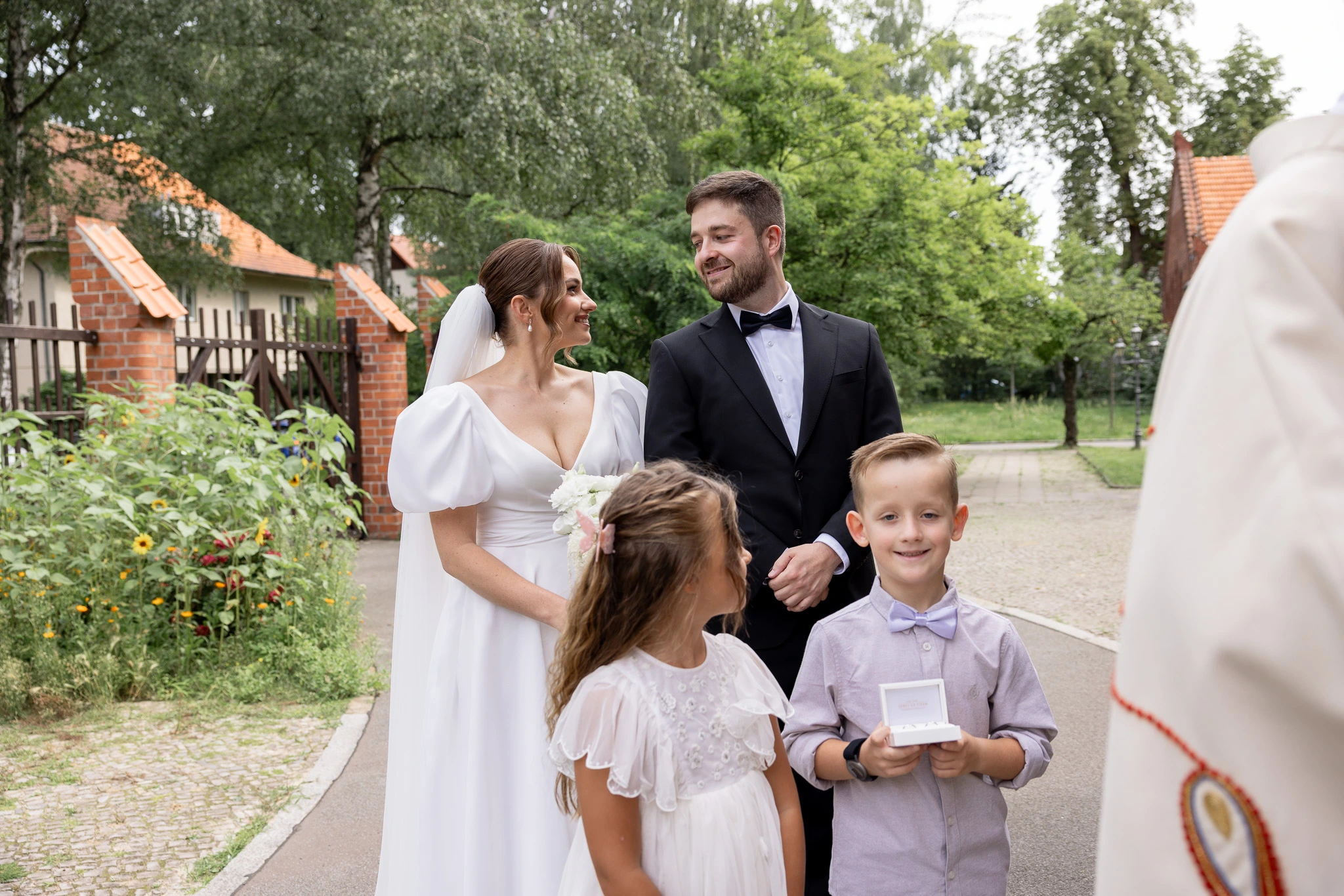 Candid wedding moment at Liebermann Villa, Berlin-Wannsee, Germany (photo 6)