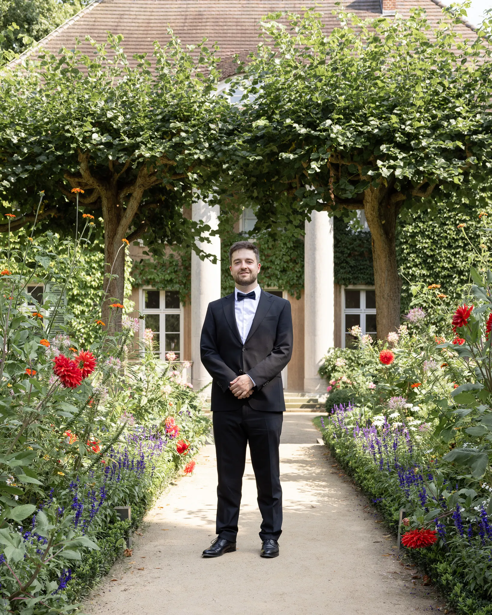 Candid wedding moment at Liebermann Villa, Berlin-Wannsee, Germany (photo 18)