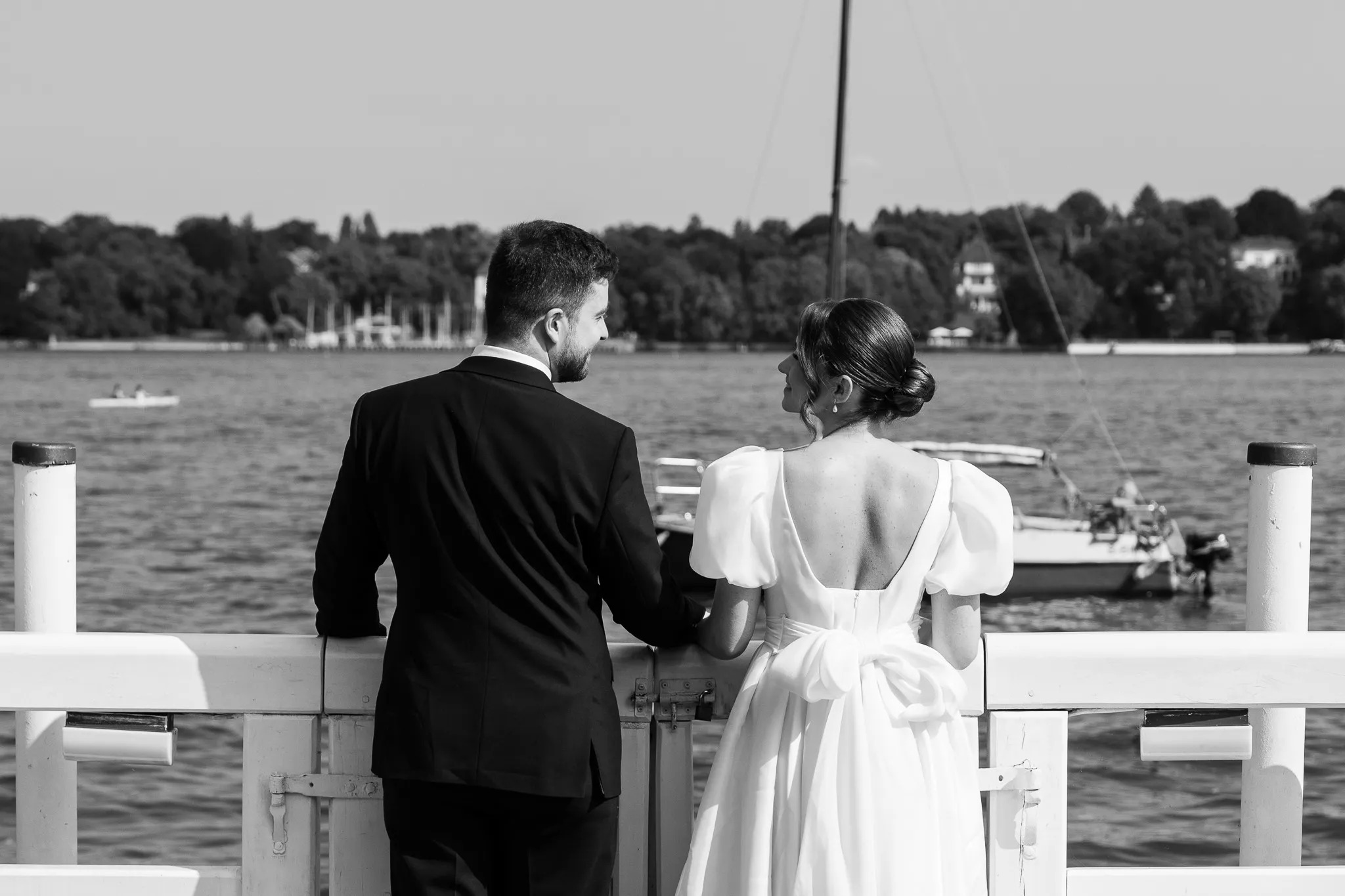 Candid wedding moment at Liebermann Villa, Berlin-Wannsee, Germany (photo 24)